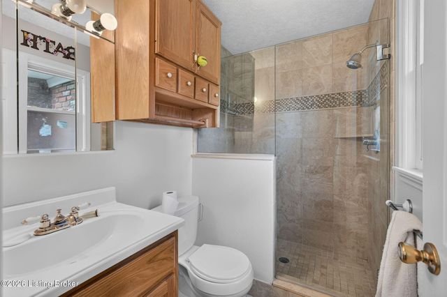 7802 Brynwood Ln, Louisville, KY 40291