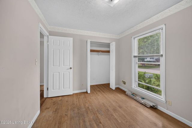 7802 Brynwood Ln, Louisville, KY 40291