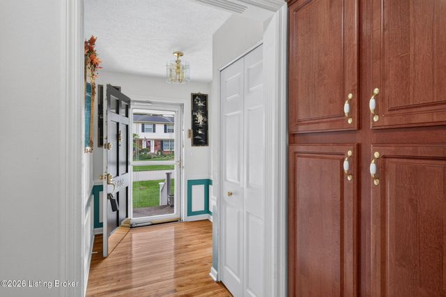 7802 Brynwood Ln, Louisville, KY 40291