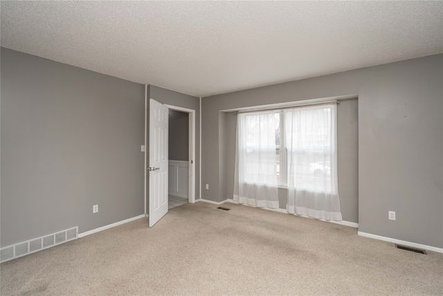 8214 Northview Drive, Urbandale, IA 50322