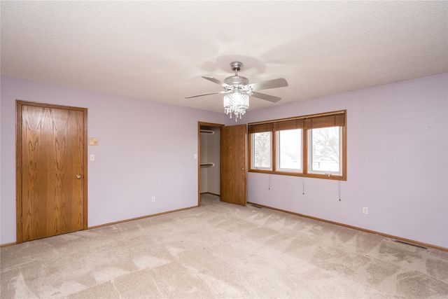 8214 Northview Drive, Urbandale, IA 50322