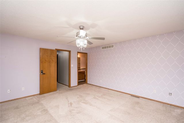 8214 Northview Drive, Urbandale, IA 50322