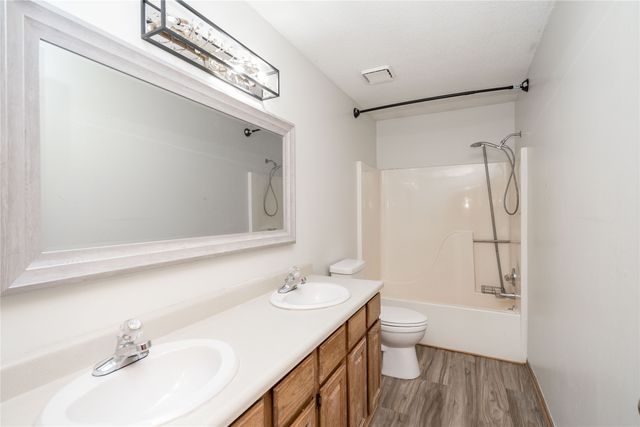 8214 Northview Drive, Urbandale, IA 50322