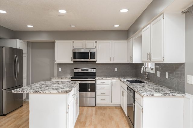 8214 Northview Drive, Urbandale, IA 50322