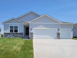 15334 Walnut Meadows Drive, Urbandale, IA 50111