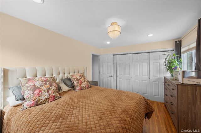 5 Metcale Lane, East Northport, NY 11731