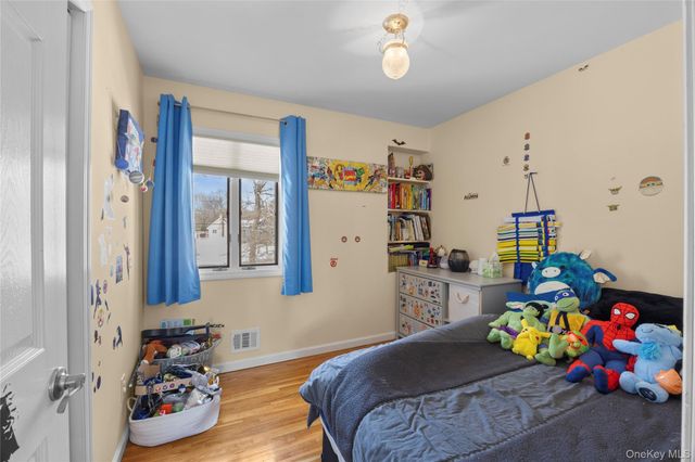 5 Metcale Lane, East Northport, NY 11731