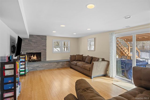 5 Metcale Lane, East Northport, NY 11731