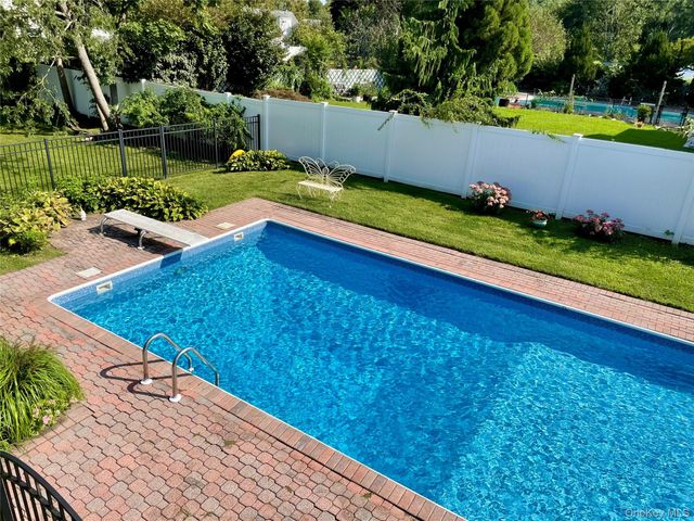 5 Metcale Lane, East Northport, NY 11731