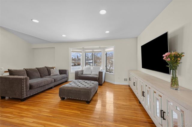 5 Metcale Lane, East Northport, NY 11731