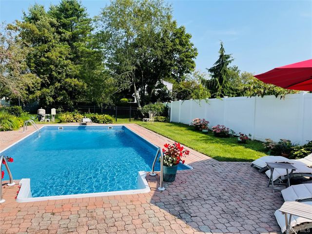 5 Metcale Lane, East Northport, NY 11731