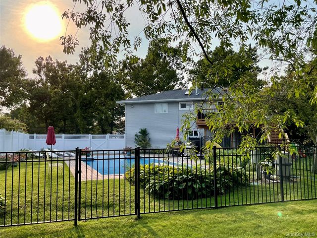 5 Metcale Lane, East Northport, NY 11731