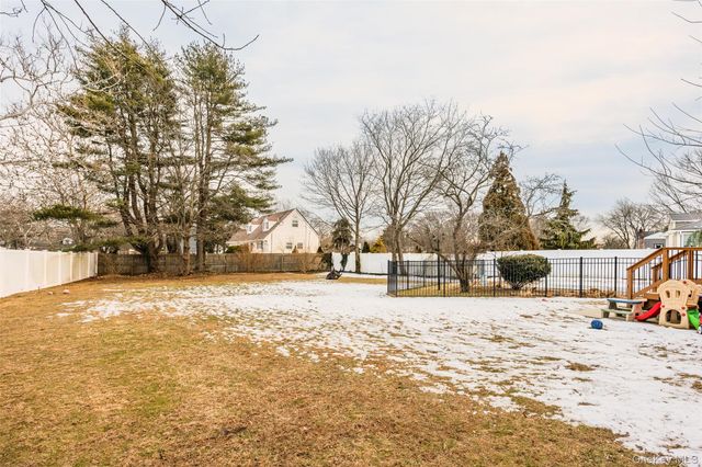 5 Metcale Lane, East Northport, NY 11731