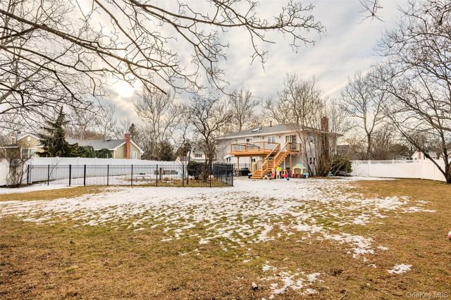 5 Metcale Lane, East Northport, NY 11731