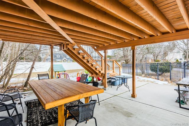 5 Metcale Lane, East Northport, NY 11731