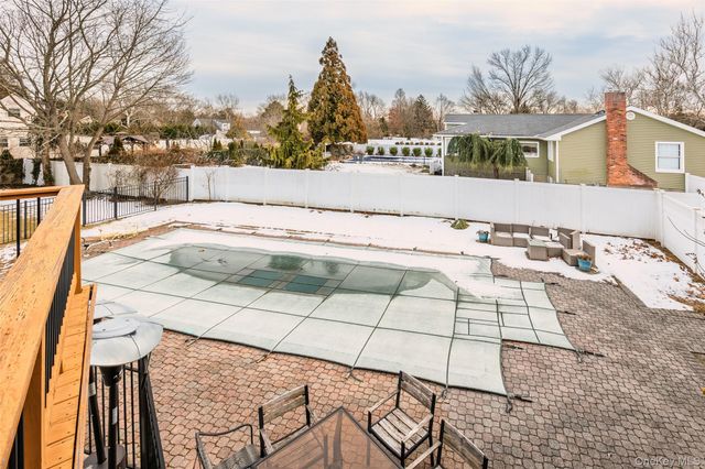 5 Metcale Lane, East Northport, NY 11731