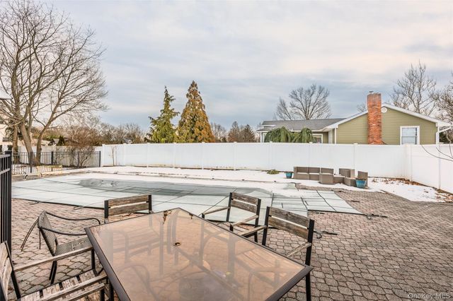 5 Metcale Lane, East Northport, NY 11731