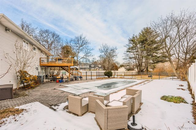 5 Metcale Lane, East Northport, NY 11731