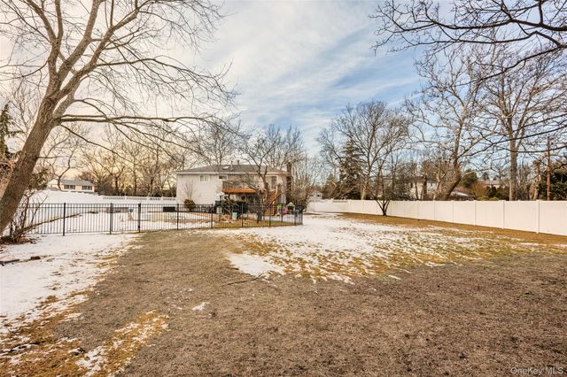 5 Metcale Lane, East Northport, NY 11731