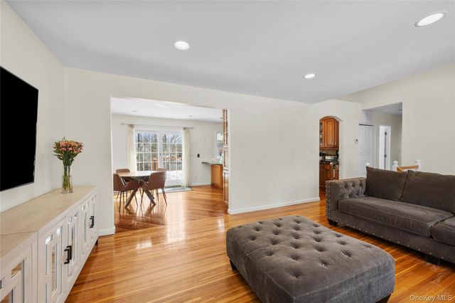 5 Metcale Lane, East Northport, NY 11731