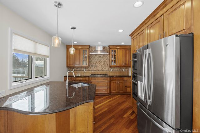 5 Metcale Lane, East Northport, NY 11731