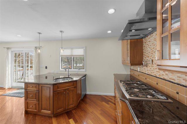 5 Metcale Lane, East Northport, NY 11731