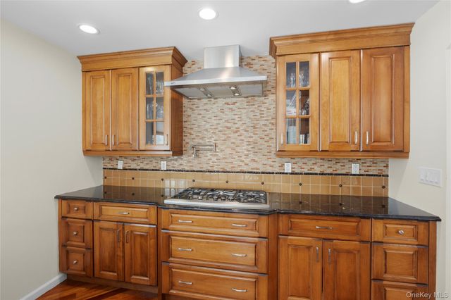 5 Metcale Lane, East Northport, NY 11731