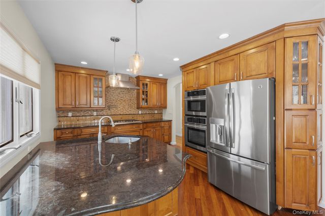 5 Metcale Lane, East Northport, NY 11731