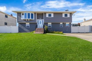 74 Venetian Prom, Lindenhurst, NY 11757