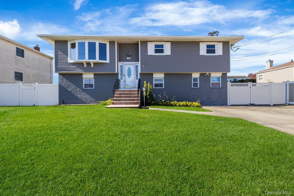 74 Venetian Prom, Lindenhurst, NY 11757