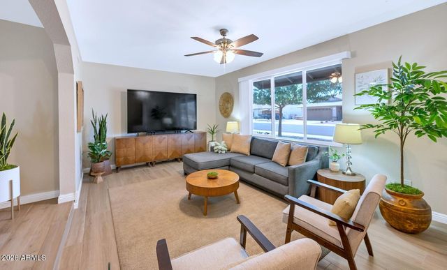 6038 W DESERT HILLS Drive, Glendale, AZ 85304