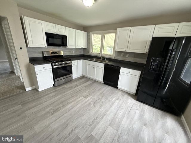 10 WATTS AVE, Burlington, NJ 08016