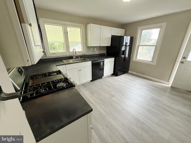 10 WATTS AVE, Burlington, NJ 08016