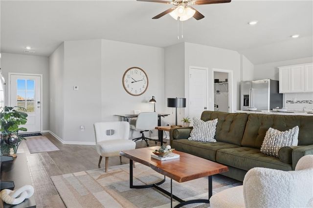 1612 SW 9th Street, Oak Grove, MO 64075