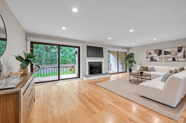 8 John Bean Court, Port Washington, NY 11050