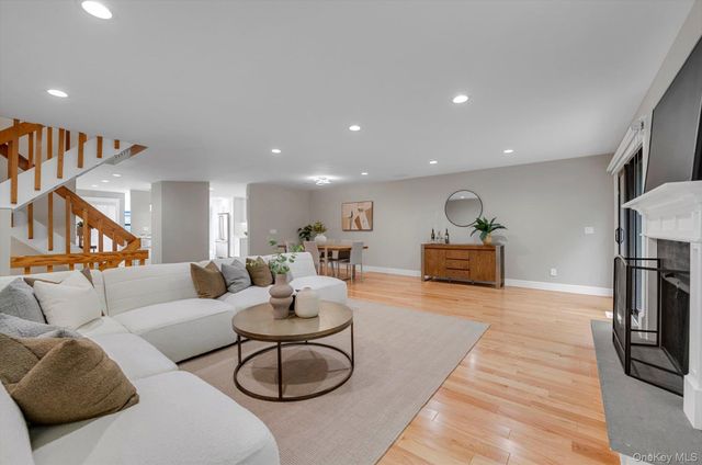 8 John Bean Court, Port Washington, NY 11050