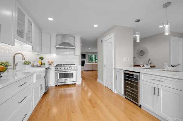 8 John Bean Court, Port Washington, NY 11050