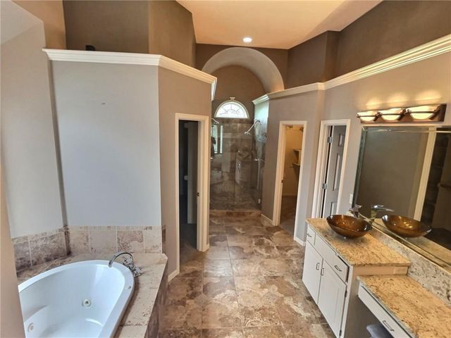 6505 N Spruce Avenue, Kansas City, MO 64119