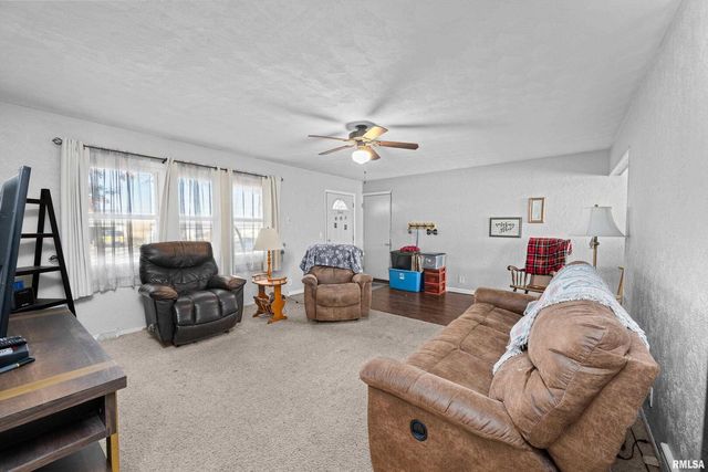 201 12TH Street, De Witt, IA 52742