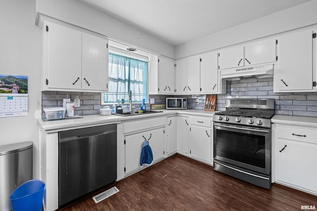 201 12TH Street, De Witt, IA 52742