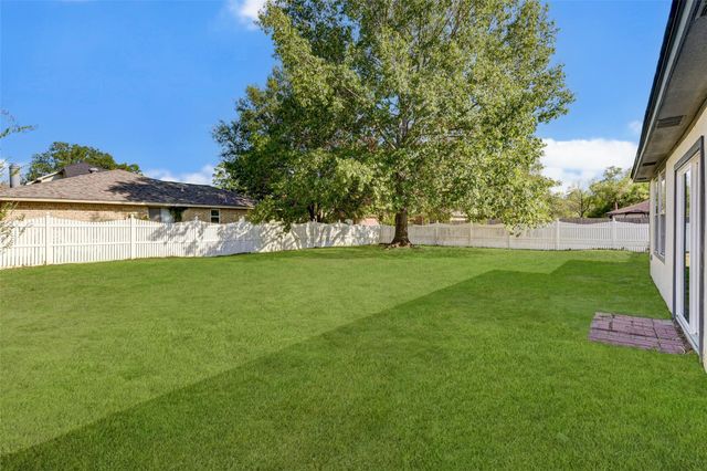 16813 Gleneagle Dr N, Conroe, TX 77385