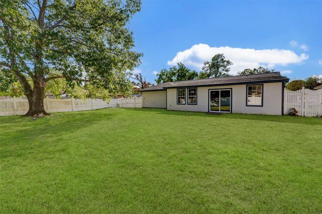 16813 Gleneagle Dr N, Conroe, TX 77385