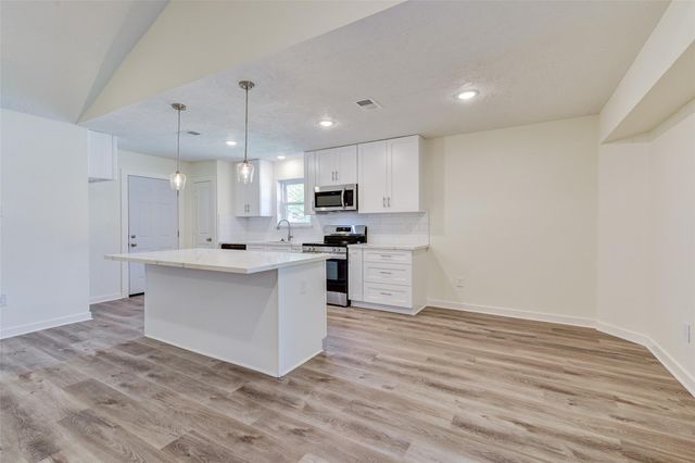 16813 Gleneagle Dr N, Conroe, TX 77385