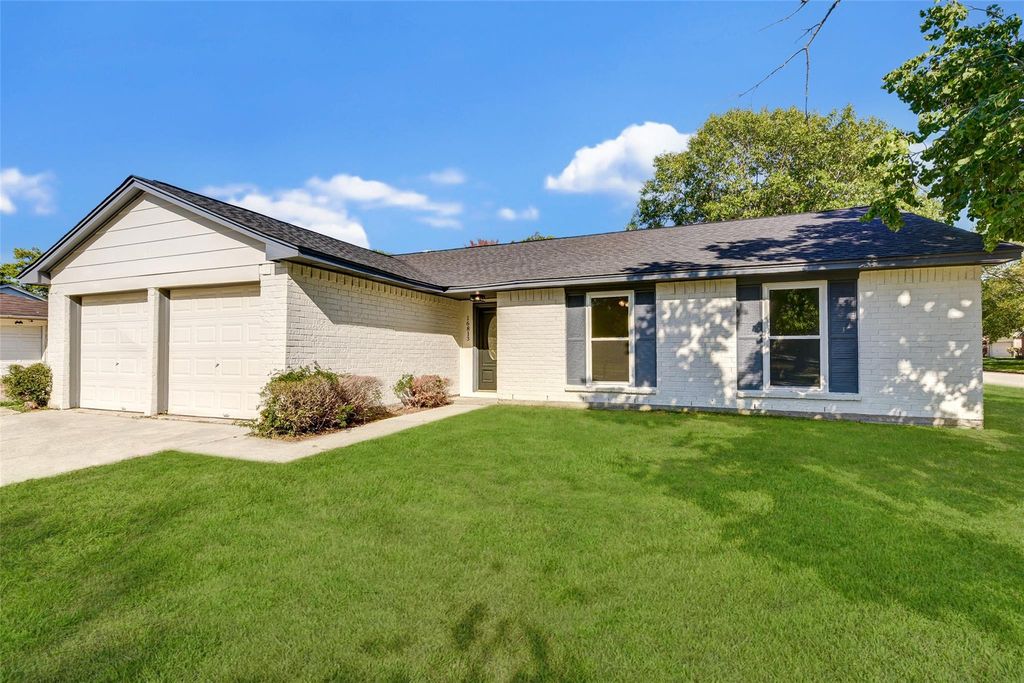 16813 Gleneagle Dr N, Conroe, TX 77385