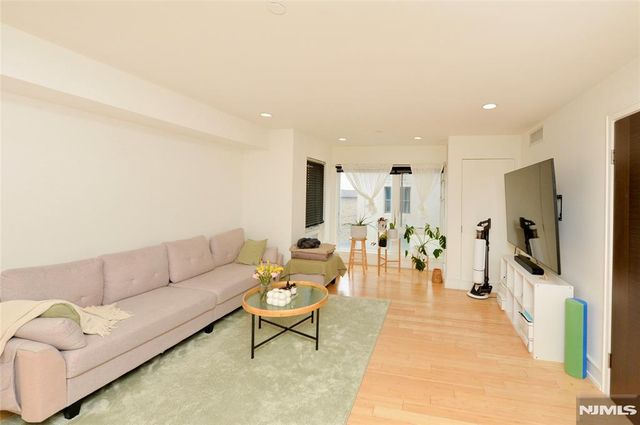 310 Cliff Lane 3F, Cliffside Park, NJ 07010