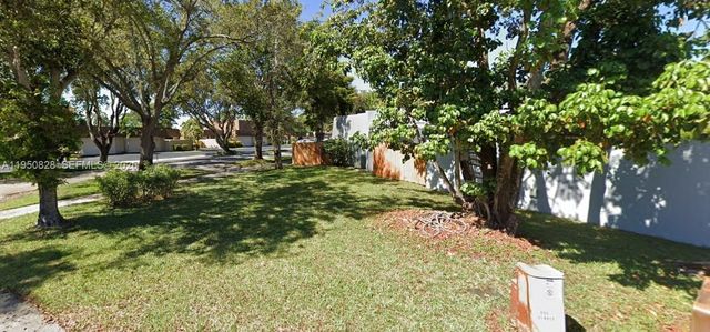 18915 W Lake Dr, Hialeah, FL 33015