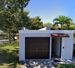 18915 W Lake Dr, Hialeah, FL 33015