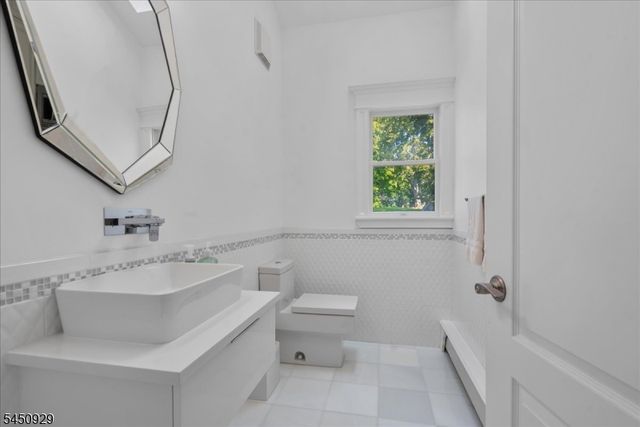 12 Byron Ct, Parsippany-troy Hills Twp., NJ 07054