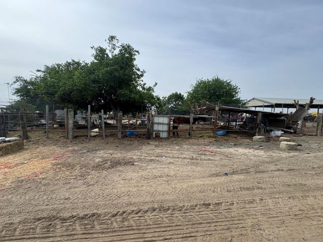 9495 W Kamm Avenue, Caruthers, CA 93609