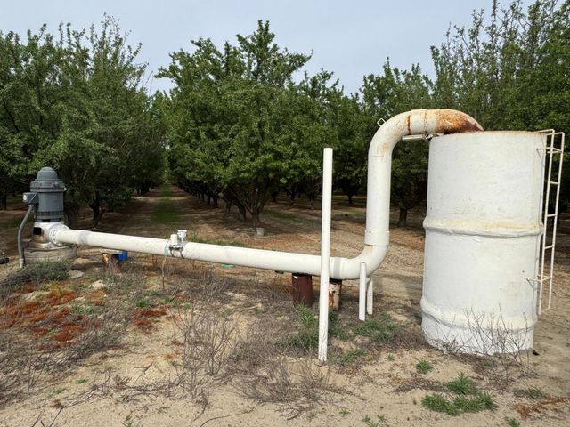 9495 W Kamm Avenue, Caruthers, CA 93609